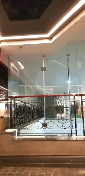 Hoàn thiện cửa kính Slim vuông góc cho chung cư Quận 7 