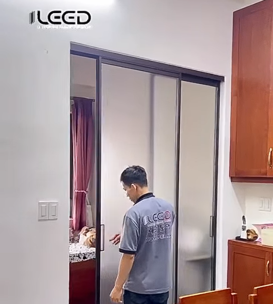 Hoàn thiện cửa kính Slim vuông góc cho chung cư Quận 7 