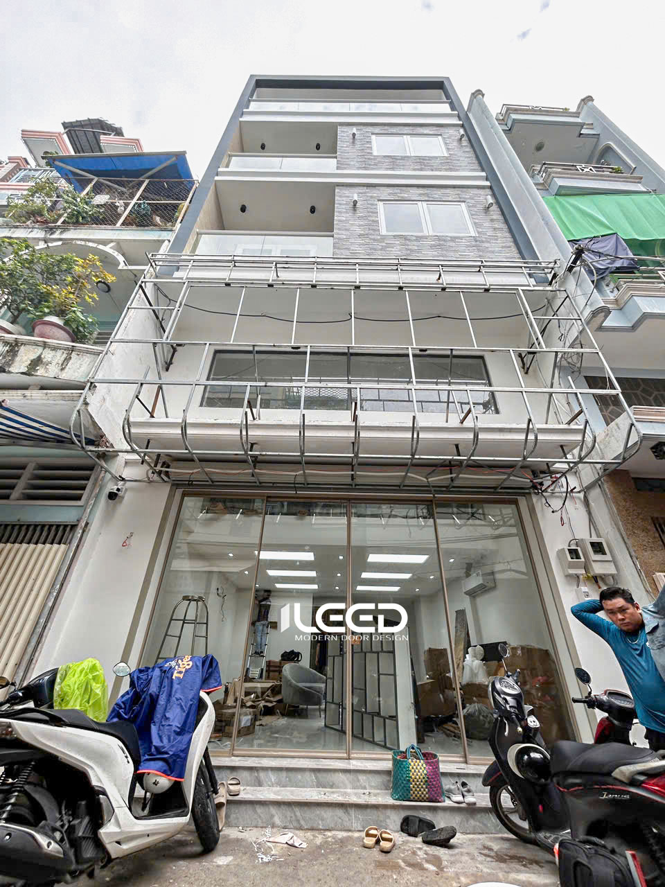 Hoàn thiện cửa kính Slim vuông góc cho chung cư Quận 7 